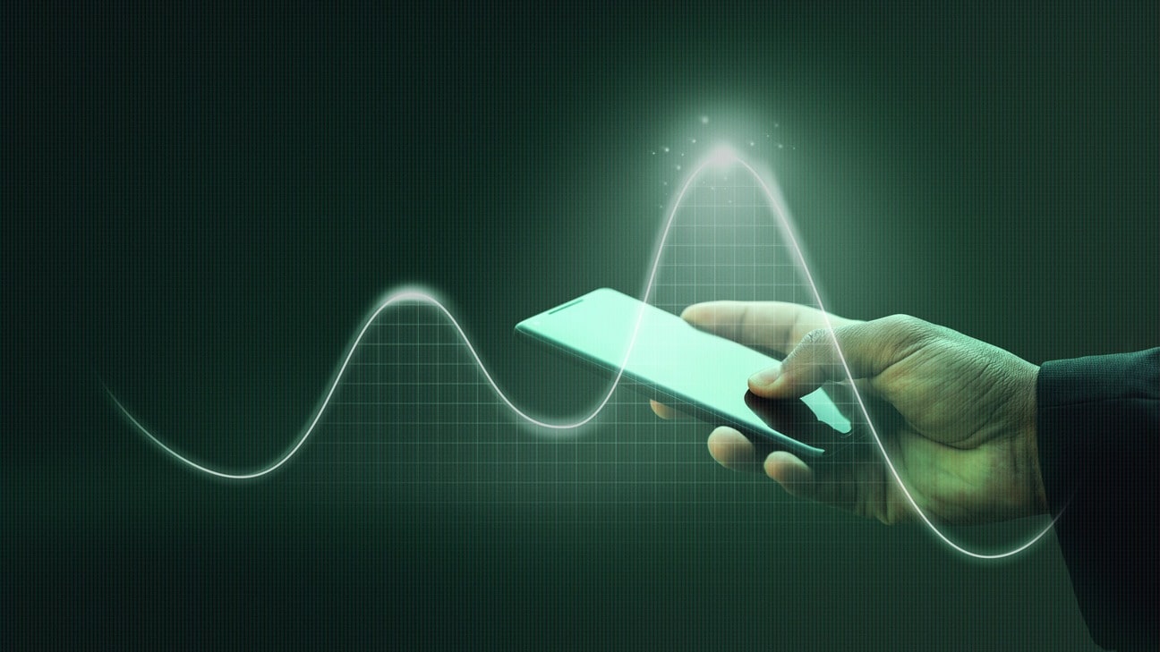 close-up-hand-holding-smartphone-min.fzX1J-min