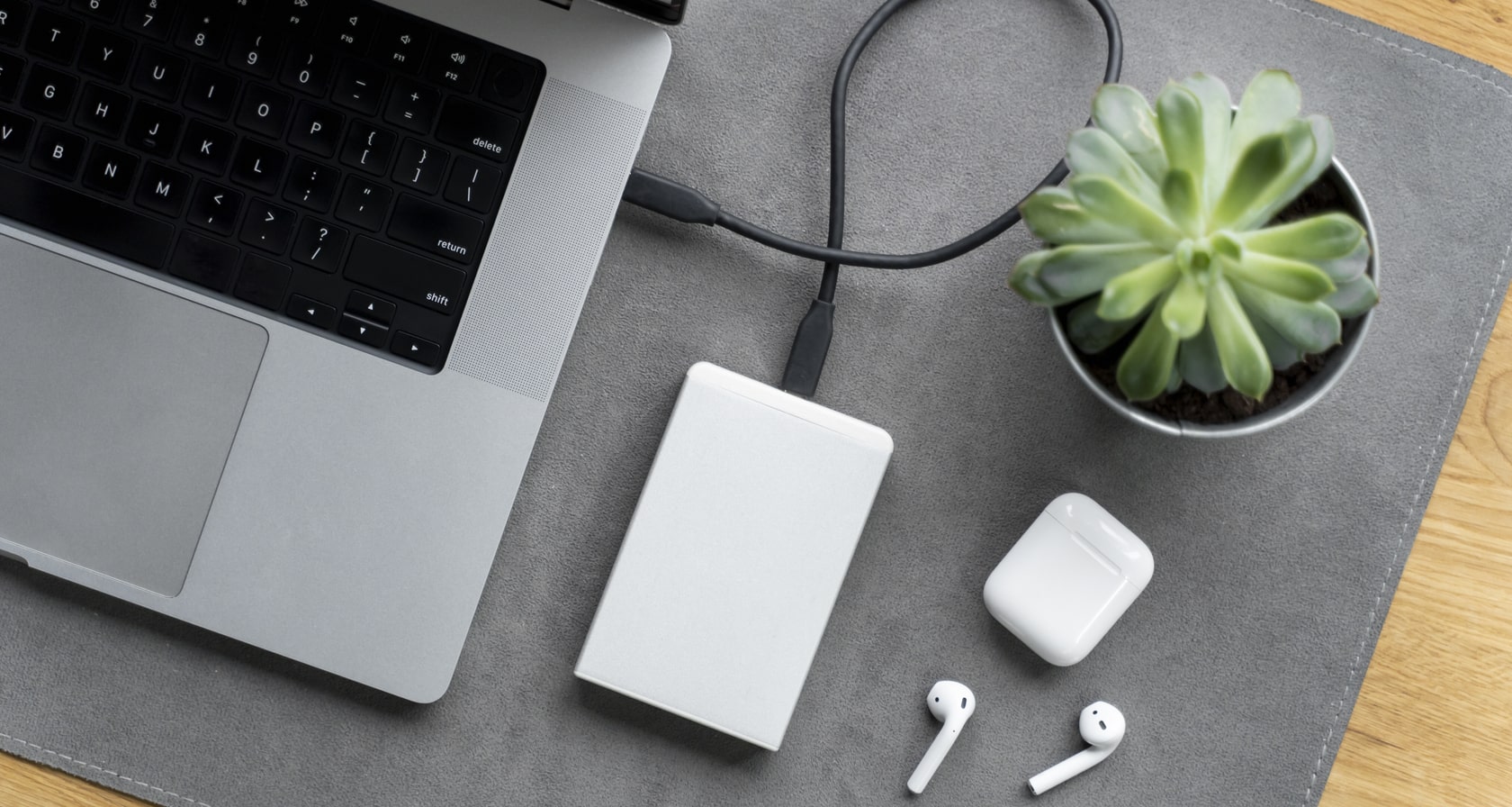 desk-with-ssd-laptop-top-view__2_.iKQSq-min